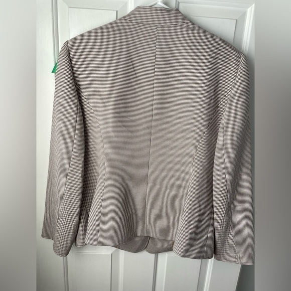T Tahari Jackets & Blazers - Brand new Tahiti brown and cream blazer